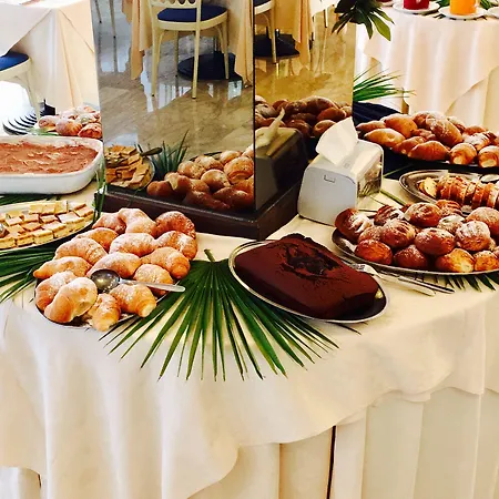 Отель De Amicis Риччоне